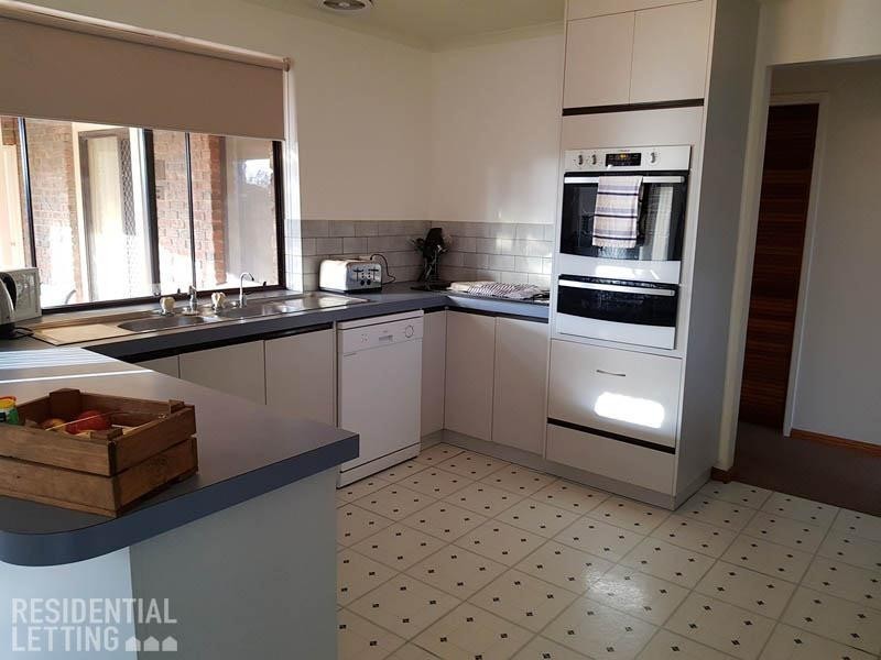 32 Rogana Crescent, Hallett Cove SA 5158