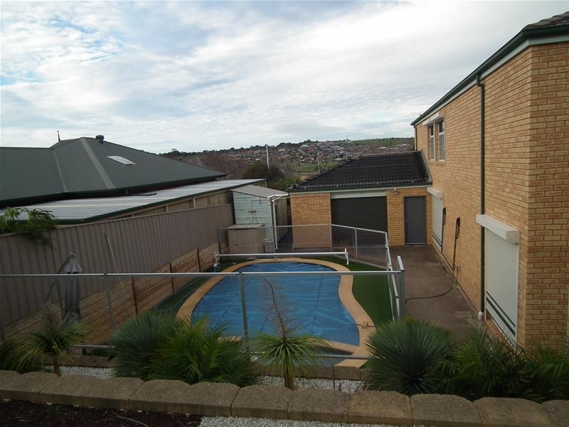 15 Freebairn Drive, Hallett Cove SA 5158