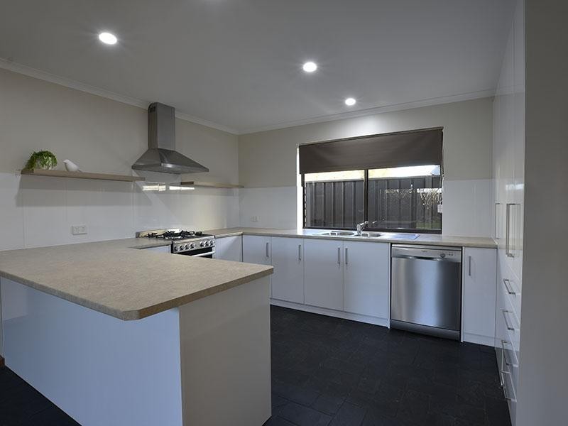 48 Coorabie Crescent, Hallett Cove SA 5158