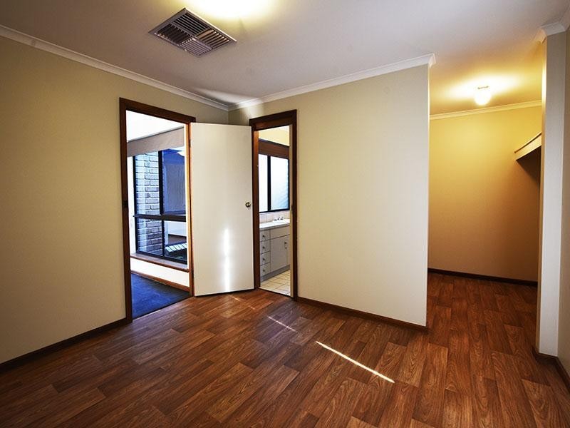 48 Coorabie Crescent, Hallett Cove SA 5158