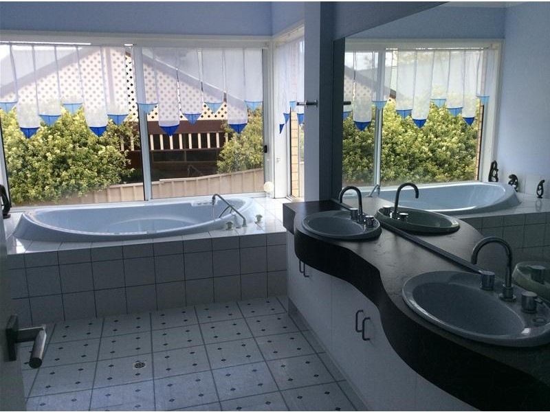 15 Freebairn Drive, Hallett Cove SA 5158