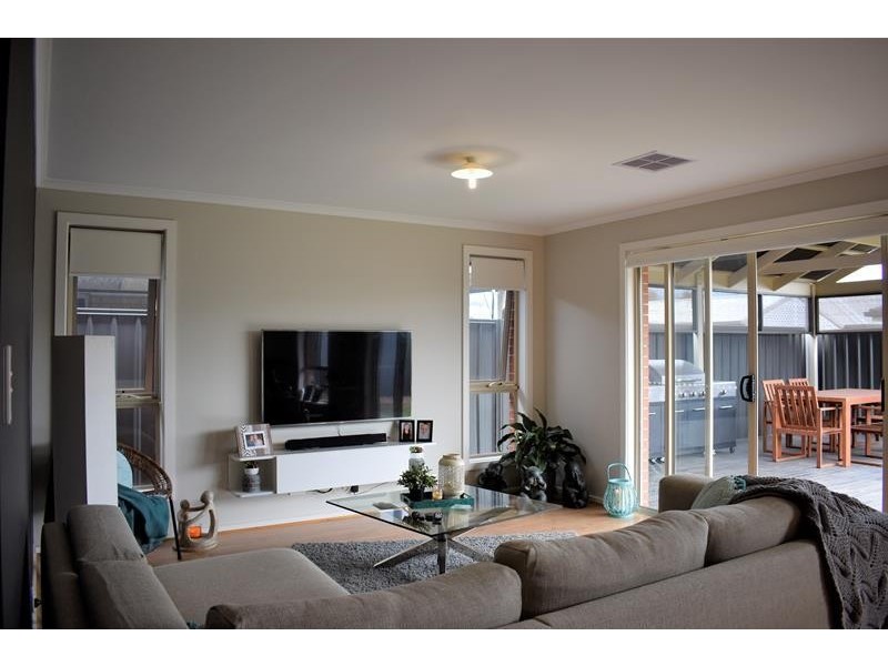 15 Sunderland Crescent, Seaford SA 5169