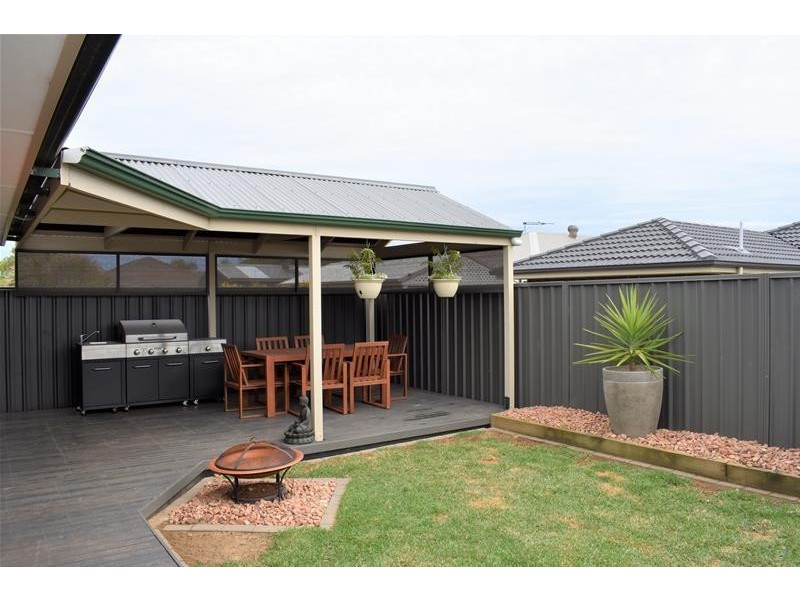 15 Sunderland Crescent, Seaford SA 5169