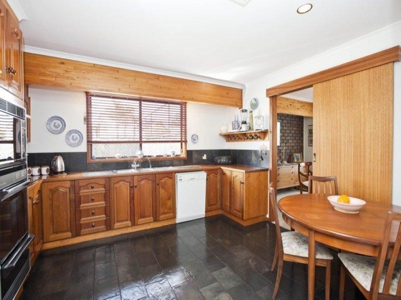 1 Lepena Crescent, Hallett Cove SA 5158