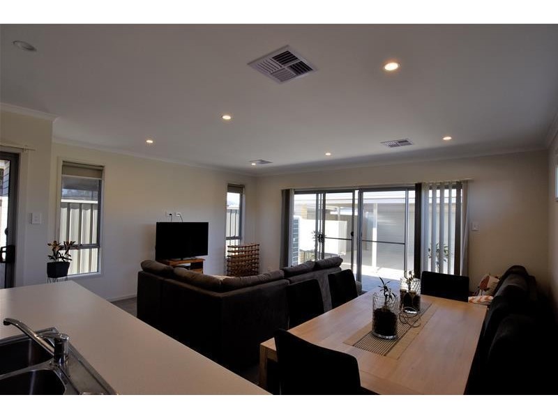 1 Rainbow Lane, Woodcroft SA 5162