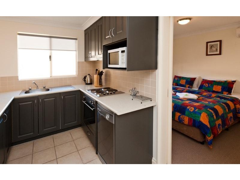 1 Lakes Crescent, South Yunderup WA 6208