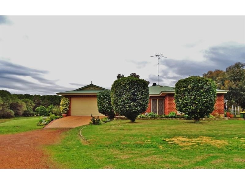 12 Hill Street, Waroona WA 6215