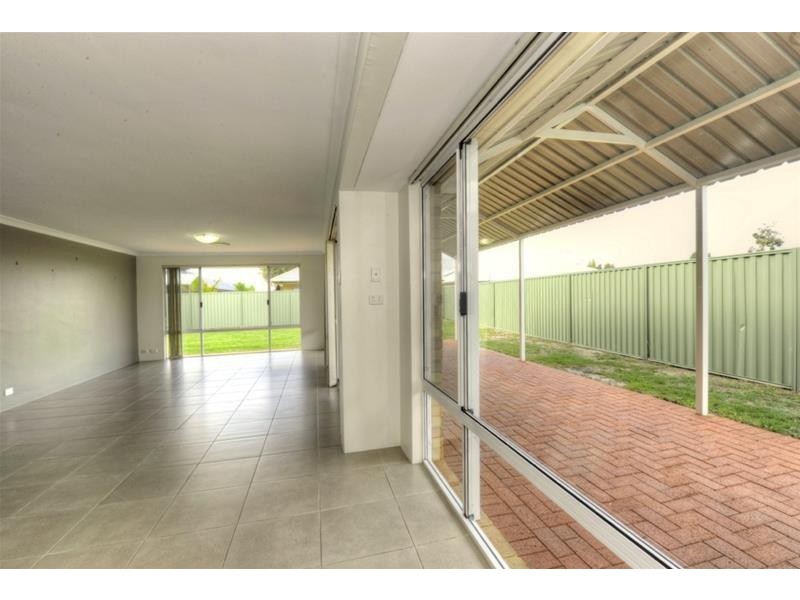 8 Bibbulmun Meander, Ravenswood WA 6208