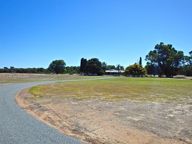 338 Newnham Road, Lake Clifton WA 6215