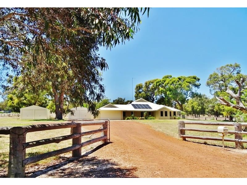 76 Hill Street, Waroona WA 6215