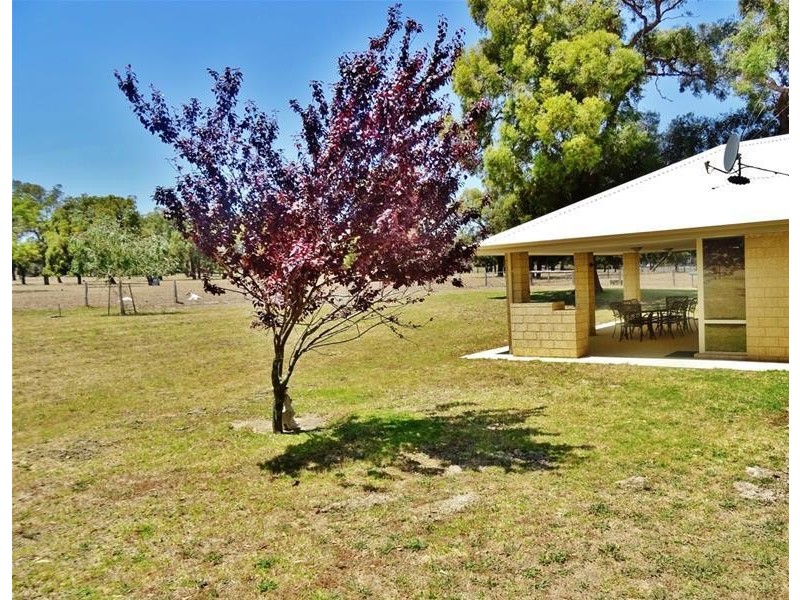 76 Hill Street, Waroona WA 6215