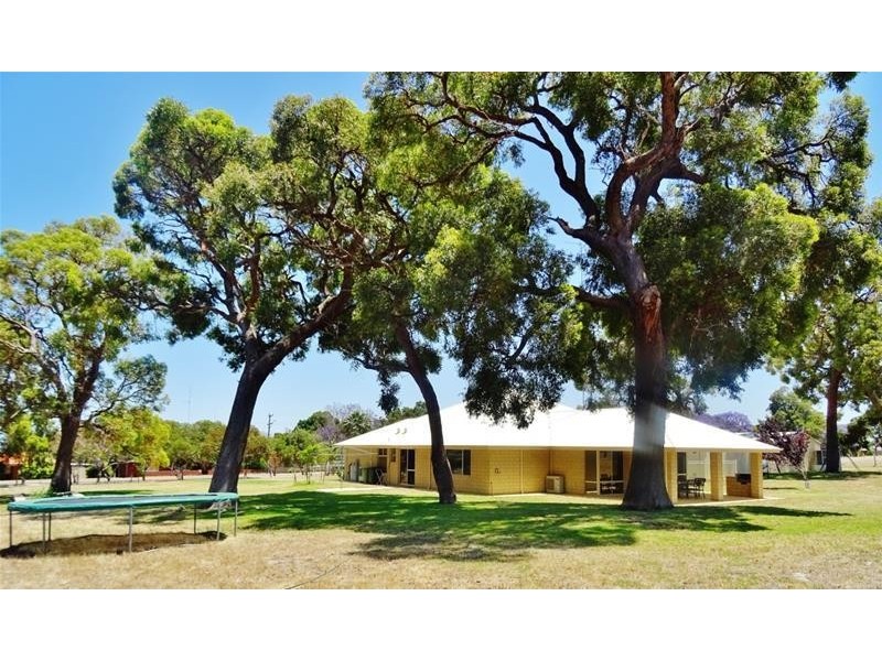 76 Hill Street, Waroona WA 6215