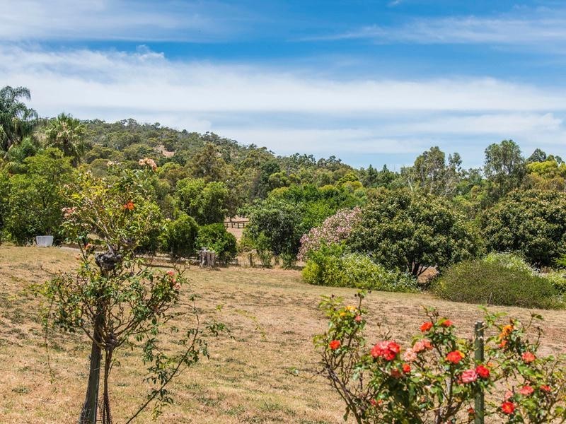 6 Rails Crescent, Wungong WA 6112