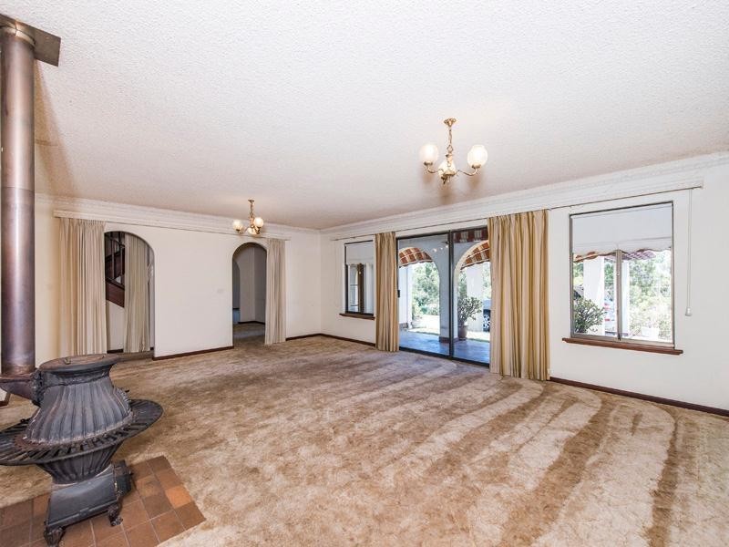 6 Rails Crescent, Wungong WA 6112