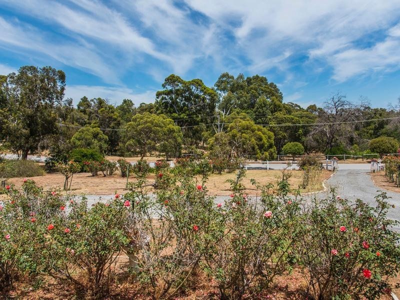 6 Rails Crescent, Wungong WA 6112