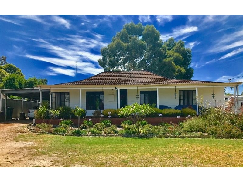 24 South West Highway, Waroona WA 6215