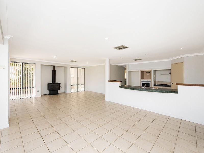 11 Oomoo Place, South Yunderup WA 6208