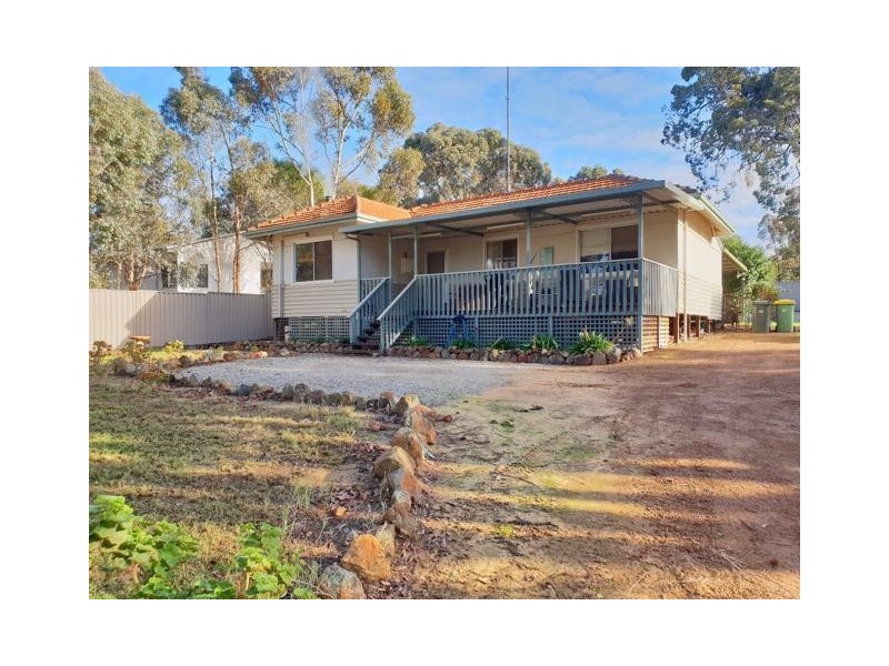 6 White Street, Wandering WA 6308