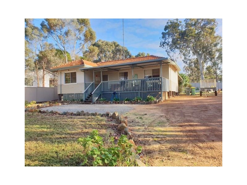 6 White Street, Wandering WA 6308