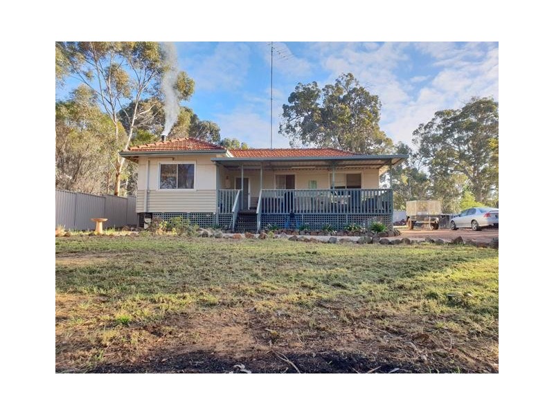 6 White Street, Wandering WA 6308