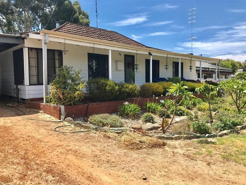 24 South West Highway, Waroona WA 6215