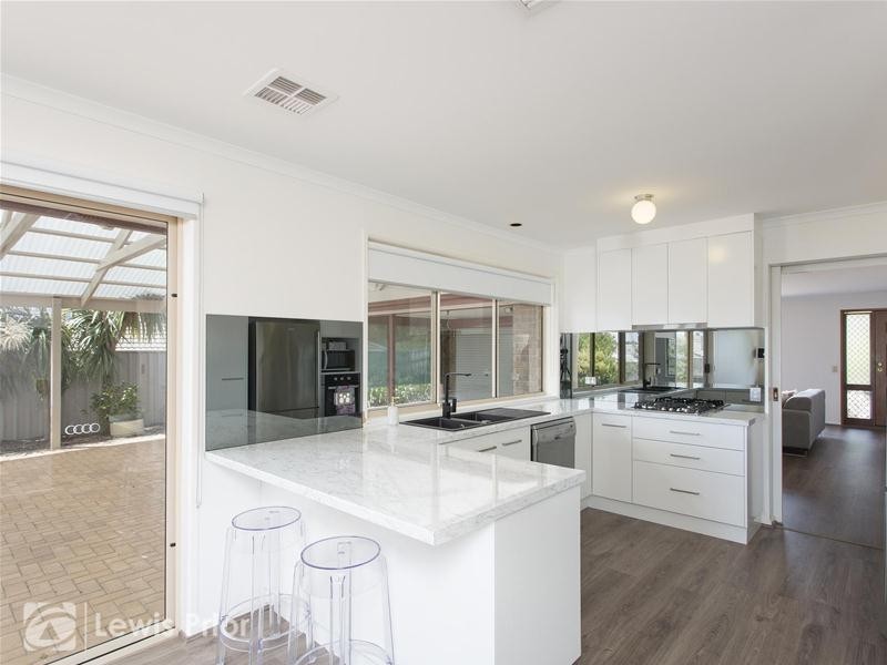 16 Barnes Crescent, Woodcroft SA 5162