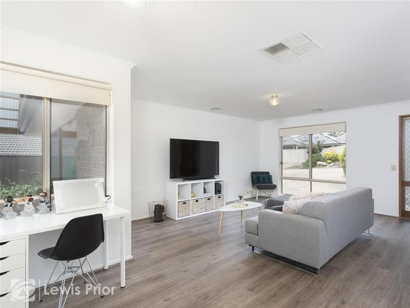 16 Barnes Crescent, Woodcroft SA 5162