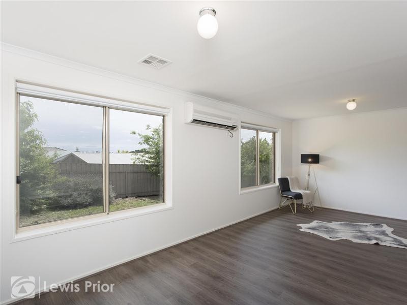 16 Barnes Crescent, Woodcroft SA 5162