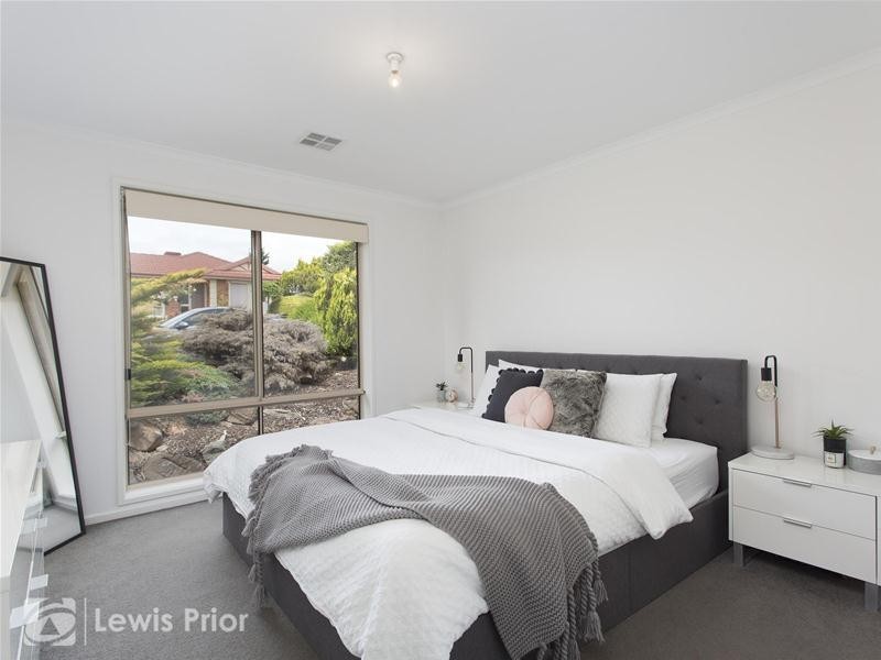 16 Barnes Crescent, Woodcroft SA 5162