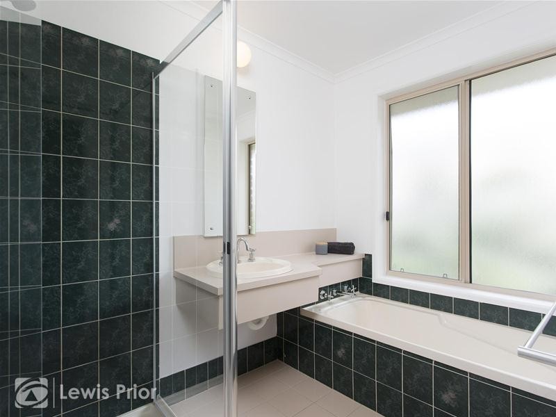 16 Barnes Crescent, Woodcroft SA 5162