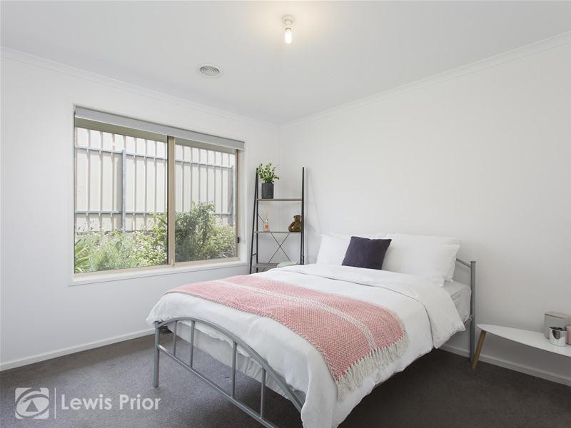 16 Barnes Crescent, Woodcroft SA 5162