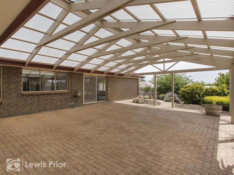 16 Barnes Crescent, Woodcroft SA 5162