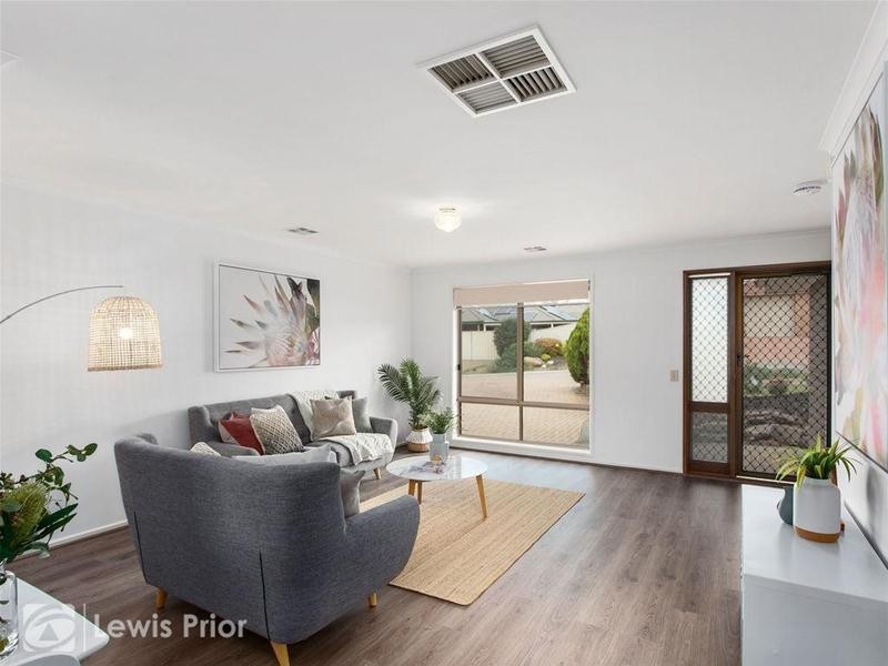 16 Barnes Crescent, Woodcroft SA 5162