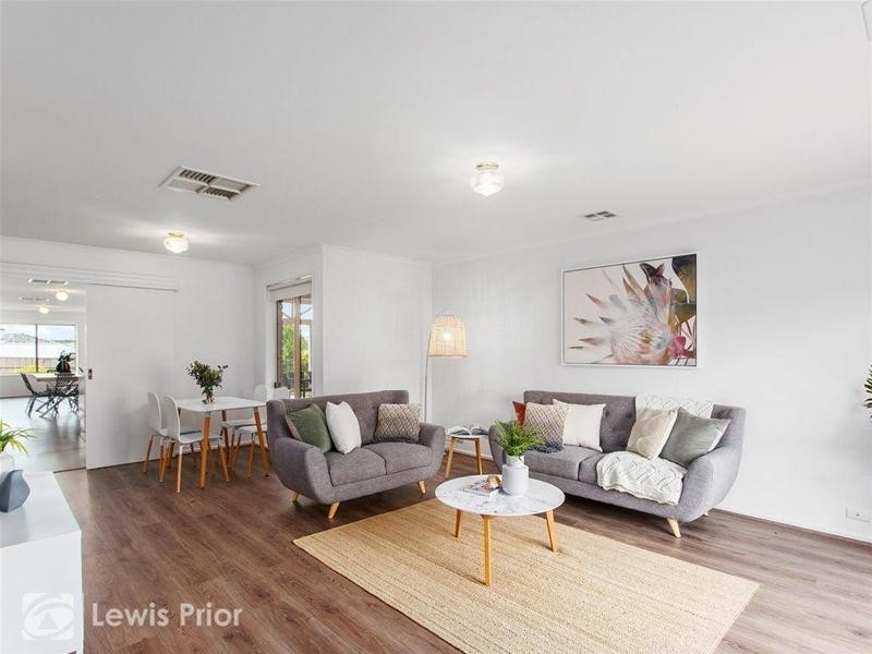 16 Barnes Crescent, Woodcroft SA 5162