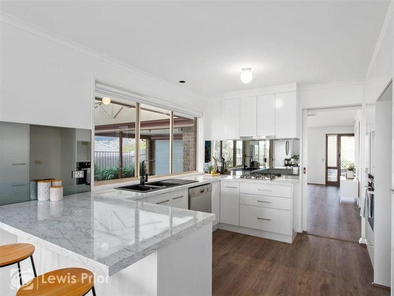 16 Barnes Crescent, Woodcroft SA 5162