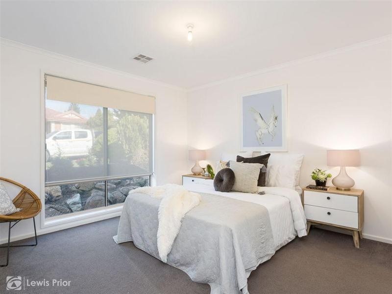 16 Barnes Crescent, Woodcroft SA 5162