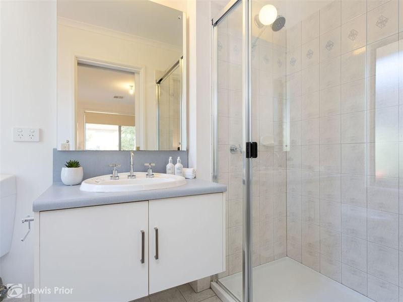 16 Barnes Crescent, Woodcroft SA 5162