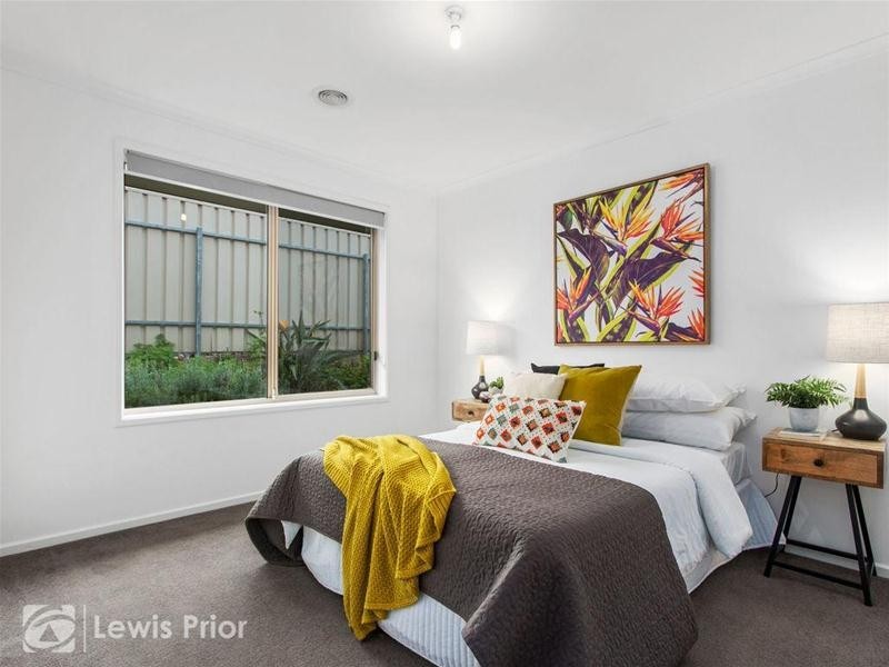 16 Barnes Crescent, Woodcroft SA 5162