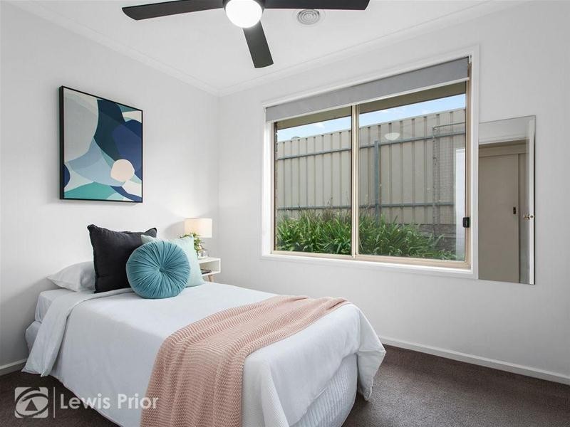 16 Barnes Crescent, Woodcroft SA 5162