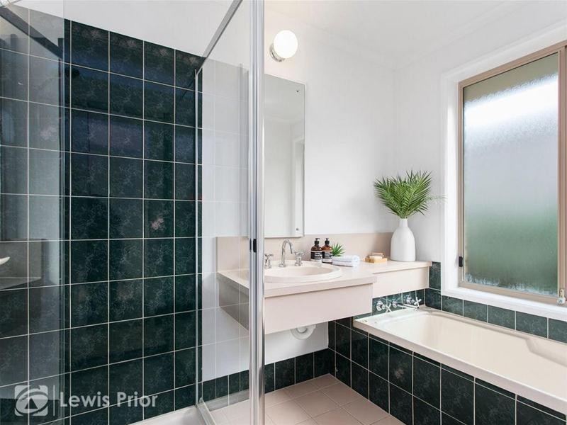 16 Barnes Crescent, Woodcroft SA 5162