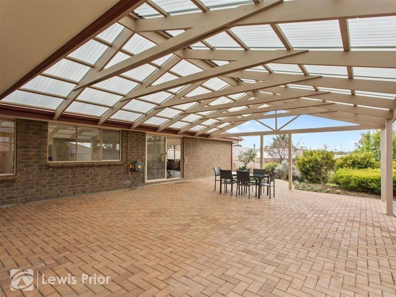 16 Barnes Crescent, Woodcroft SA 5162