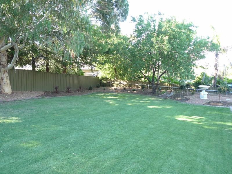 17 Crossing Road, Aberfoyle Park SA 5159