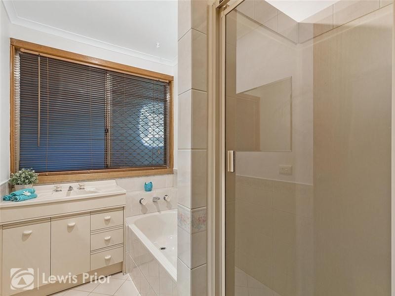 27 Whiteley Drive, Trott Park SA 5158