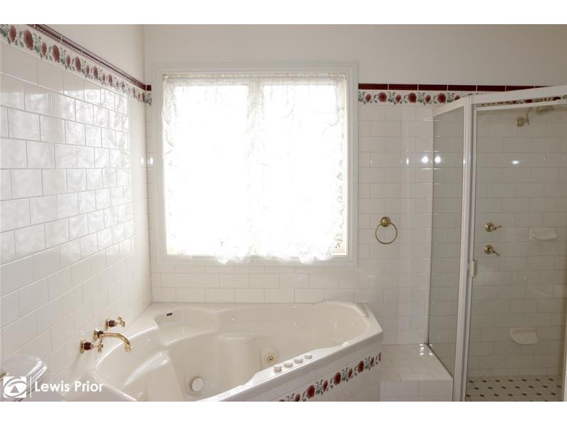 8A Moy Avenue, Warradale SA 5046