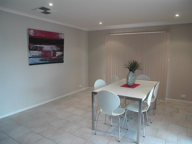 17 Crossing Road, Aberfoyle Park SA 5159