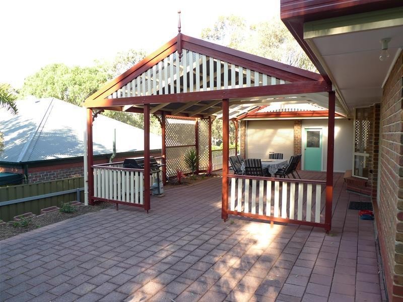 17 Crossing Road, Aberfoyle Park SA 5159