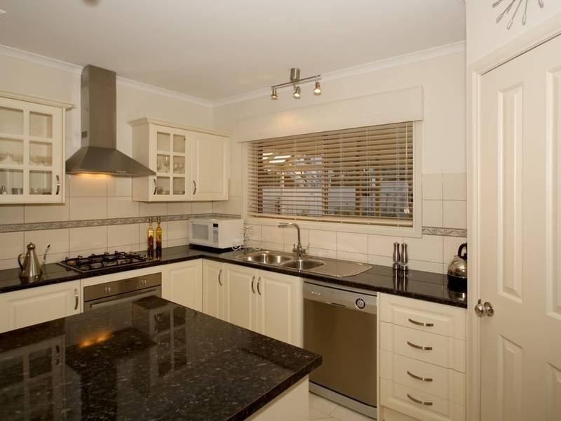 10 Thomas Drive, Happy Valley SA 5159