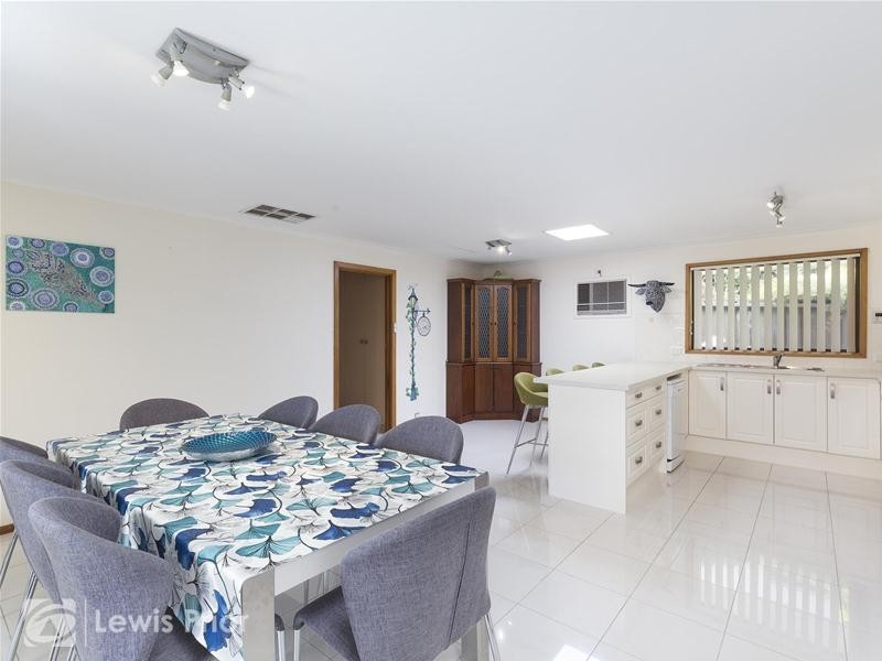 8 Elmeade Drive, Hallett Cove SA 5158