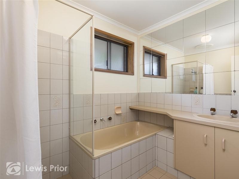 8 Elmeade Drive, Hallett Cove SA 5158