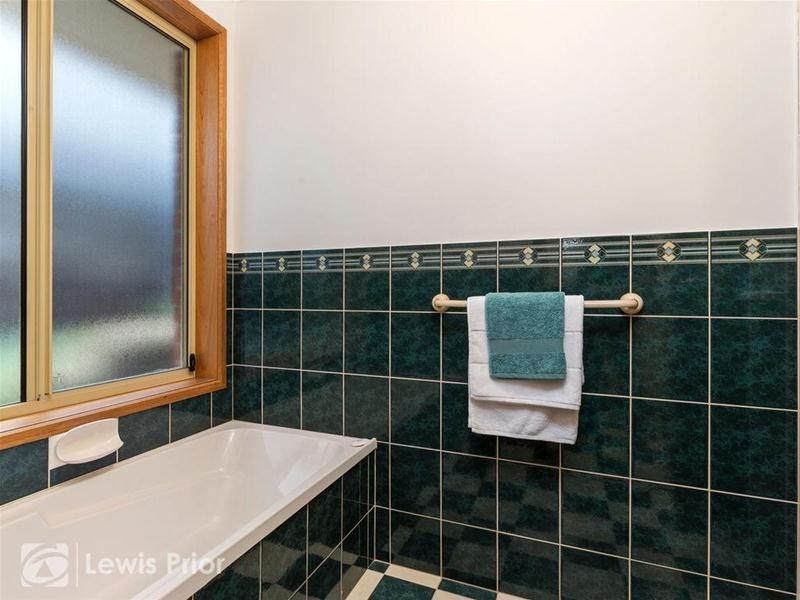 42 Vennachar Drive, Hallett Cove SA 5158